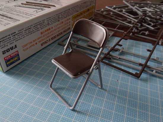 1/12サイズのプラモデルキット ハセガワ 机と椅子